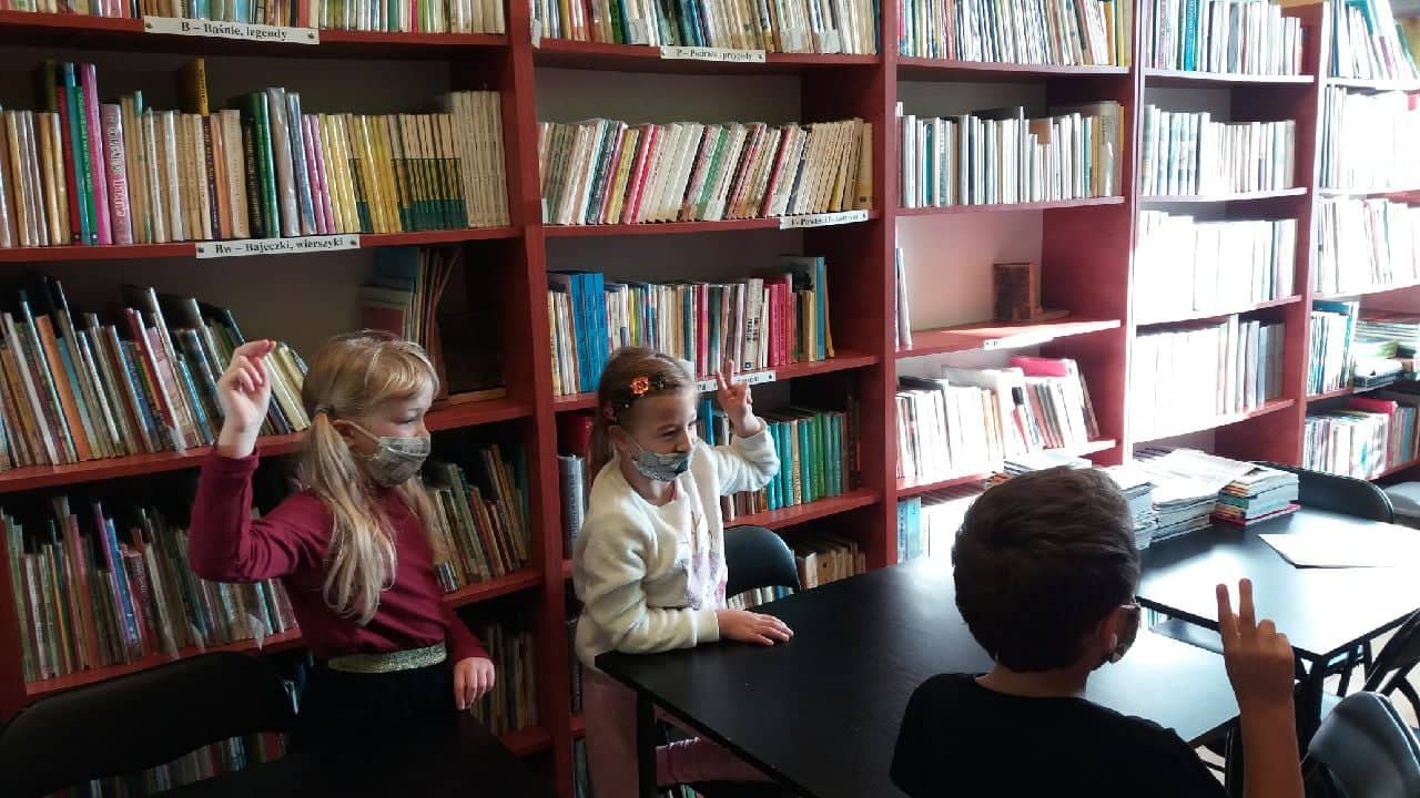 Pasowanie uczniów klasy I na czytelnika biblioteki szkolnej 